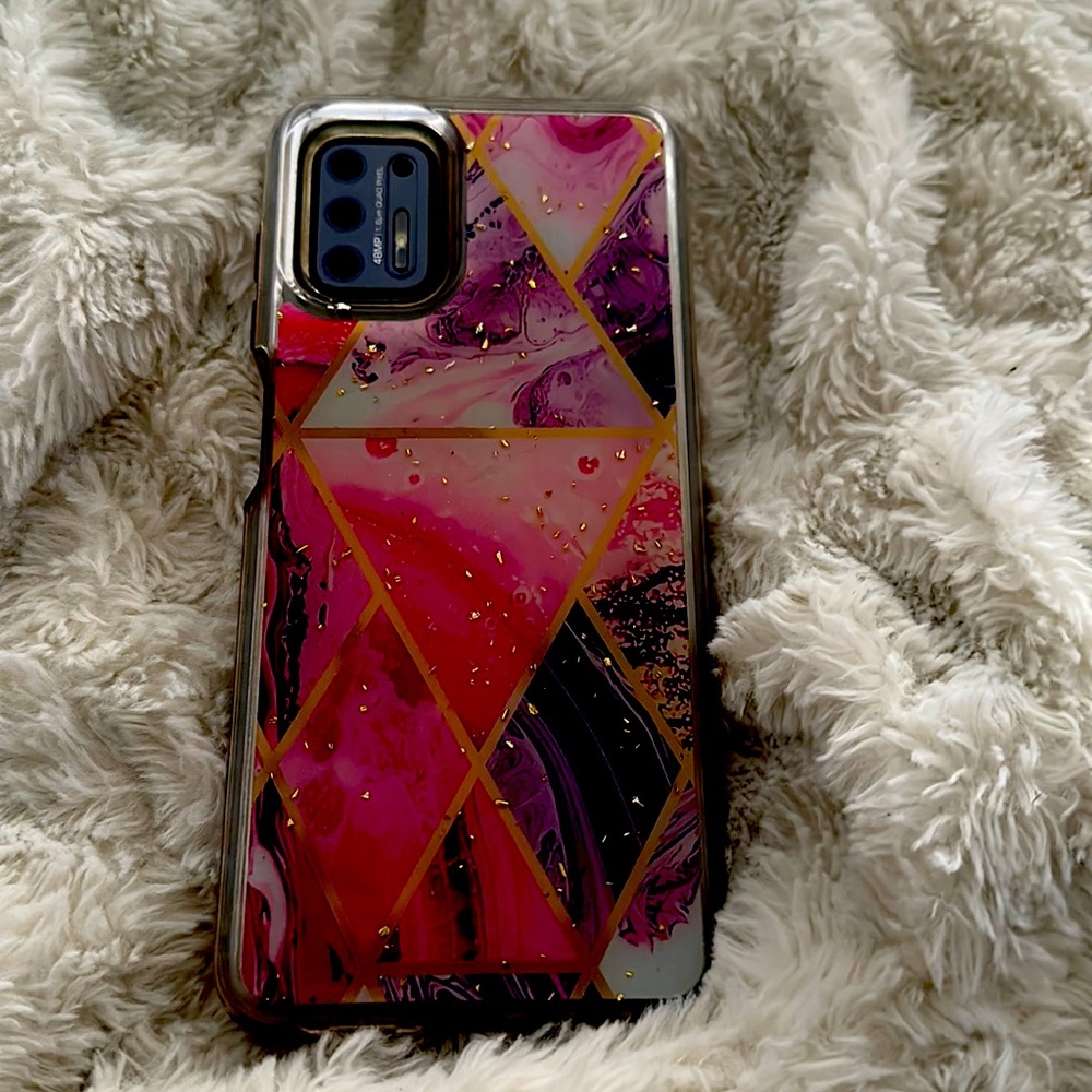 It’s blue and there’s absolutely no scratches . It’s still looks brand new .